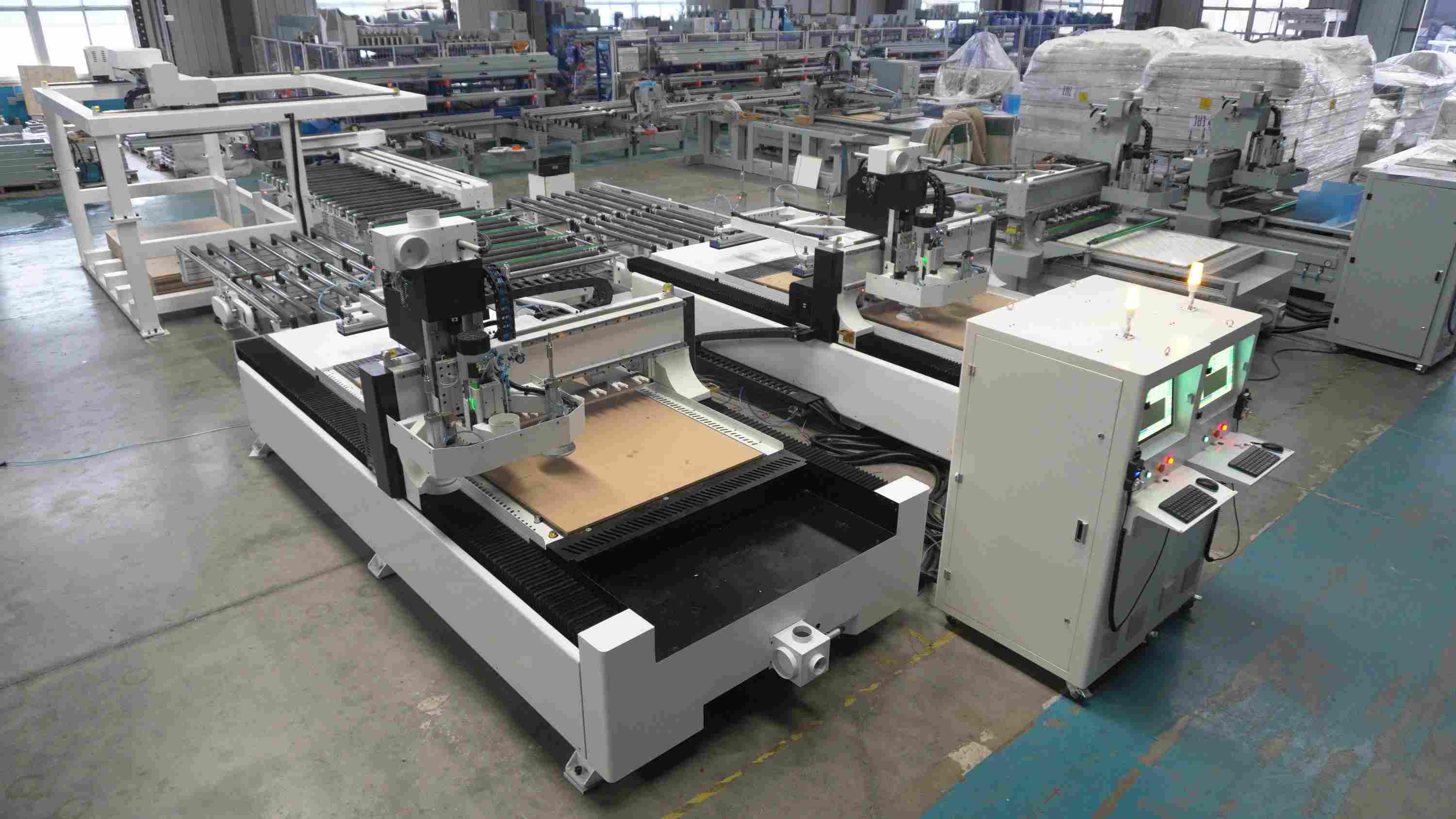 خط إنتاج أثاث حسب الطلب M12(1+2) مع رافعة جسرية للتحميل