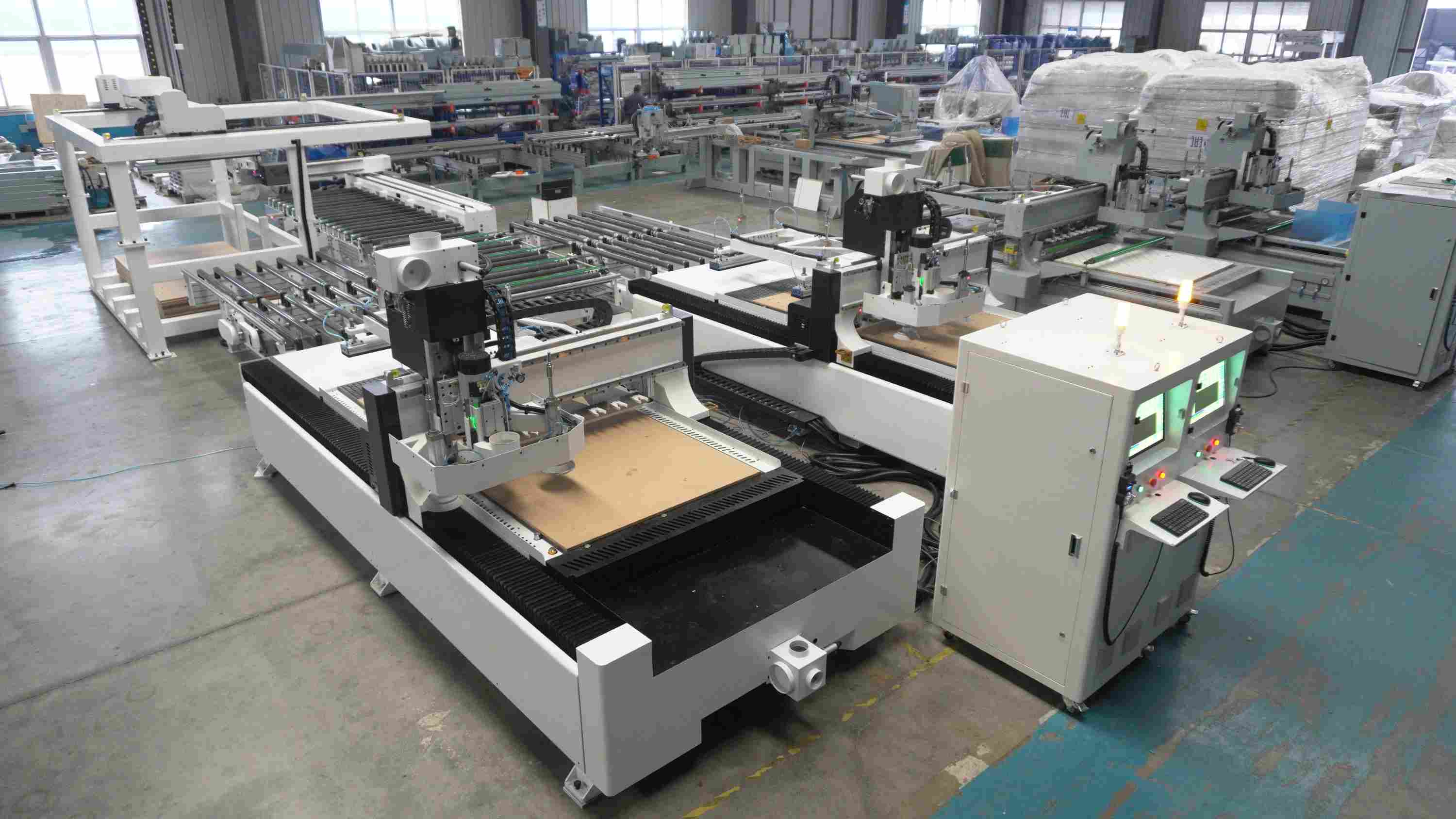 خط إنتاج أثاث حسب الطلب M12(1+2) مع رافعة جسرية للتحميل