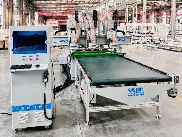 جهاز توجيه CNC طراز M3-12 بثلاثة محاور دوران رئيسية ومخزن أدوات خطي يتسع لـ 12 أداة