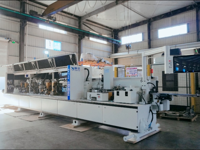 ماكينة لصق حواف الألواح الضيقة E952LNH مع وظيفة المحاذاة الأفقية